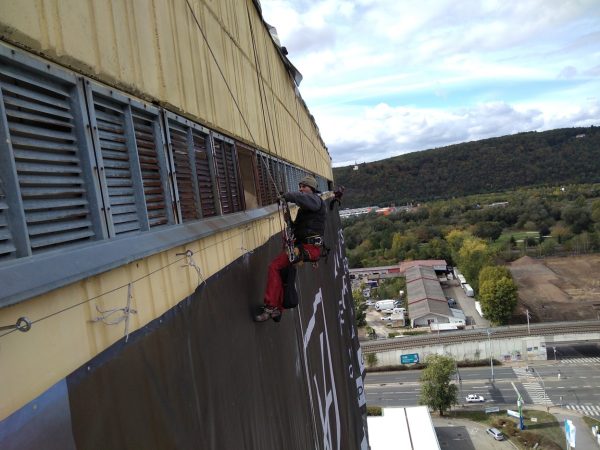 Montáž reklamní plachty: Praha