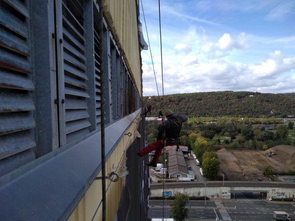 Montáž reklamní plachty: Praha