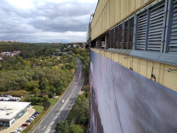 Montáž reklamní plachty: Praha