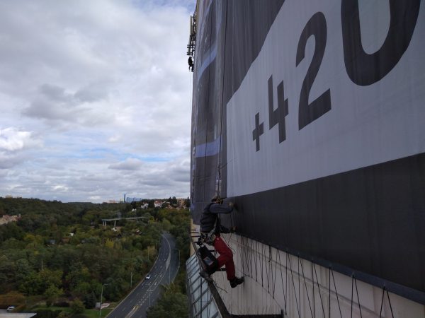 Montáž reklamní plachty: Praha