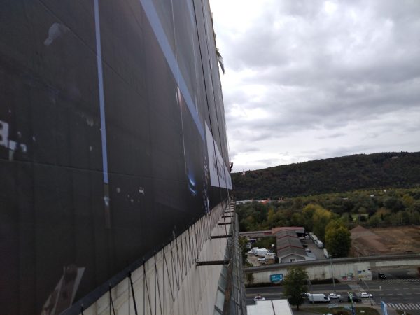 Montáž reklamní plachty: Praha