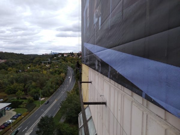 Montáž reklamní plachty: Praha