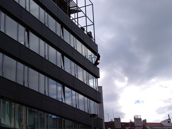 Mytí administrativní budovy: Praha