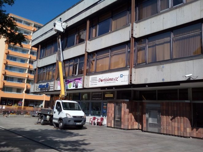 Hroty proti ptactvu, montáž – Praha