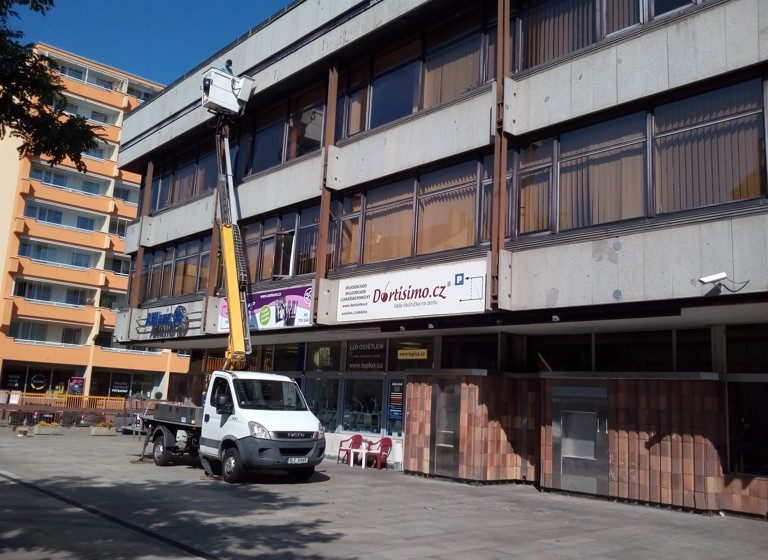 Hroty proti ptactvu, montáž – Praha