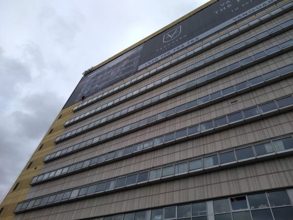 Montáž reklamní plachty: Praha