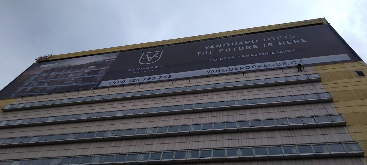 Montáž reklamní plachty: Praha