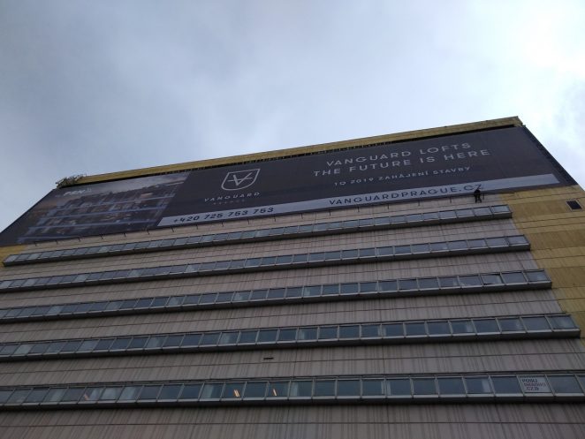 Montáž reklamní plachty: Praha