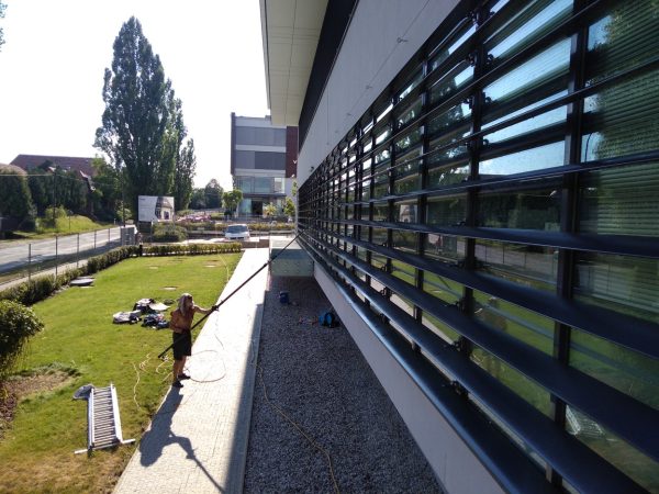 Mytí oken a slunolamů: Roztoky u Prahy