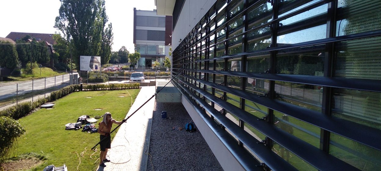 Mytí oken a slunolamů: Roztoky u Prahy