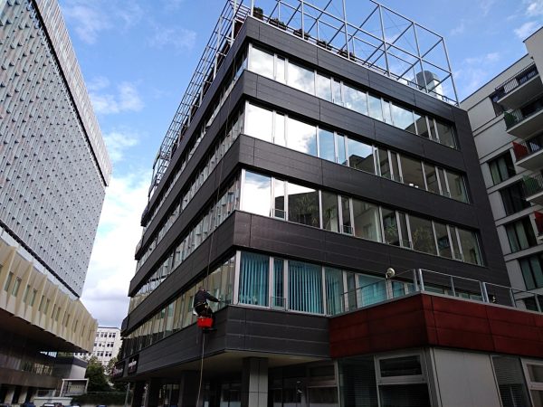 Mytí administrativní budovy: Praha