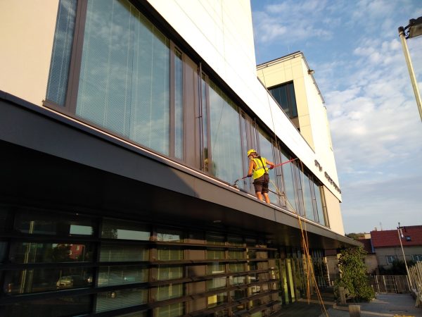 Mytí oken a slunolamů: Roztoky u Prahy