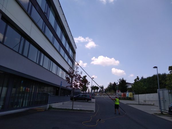 Mytí oken a slunolamů: Roztoky u Prahy