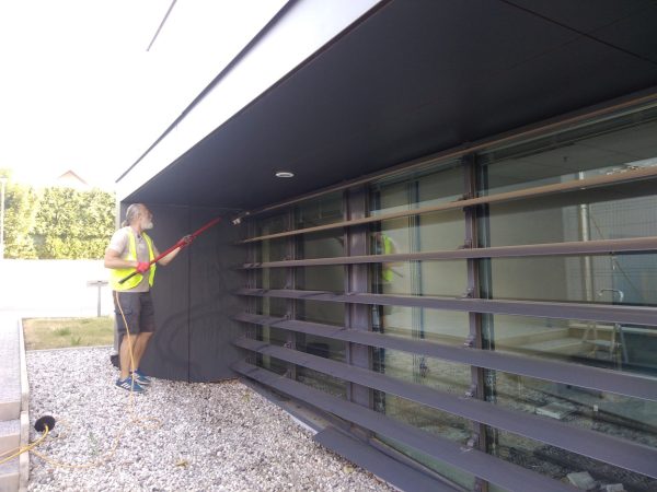 Mytí oken a slunolamů: Roztoky u Prahy