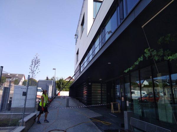 Mytí oken a slunolamů: Roztoky u Prahy