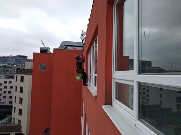 Mytí administrativní budovy: Praha