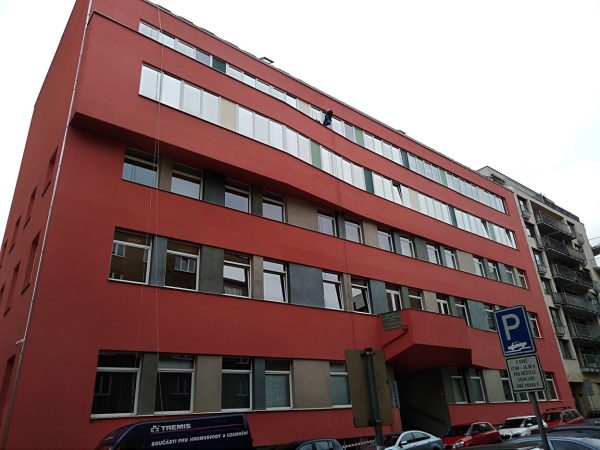 Mytí administrativní budovy: Praha