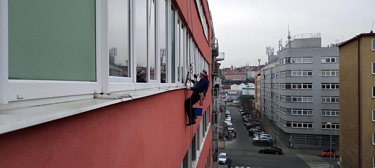 Mytí administrativní budovy: Praha