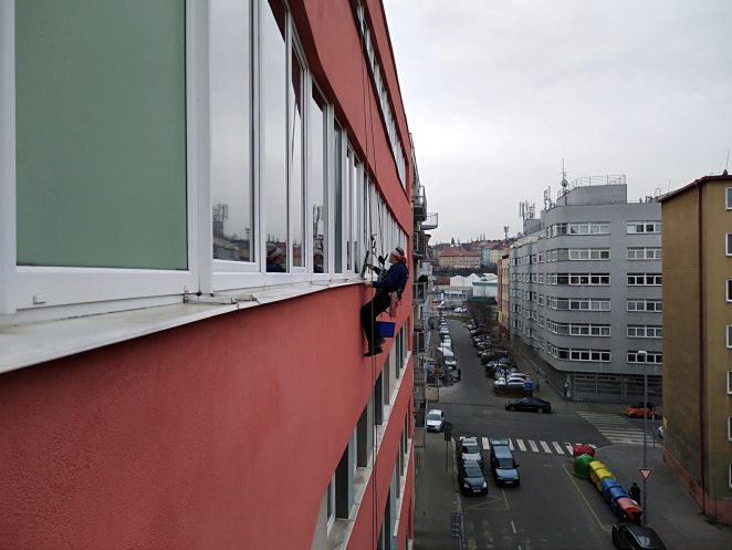 Mytí administrativní budovy: Praha