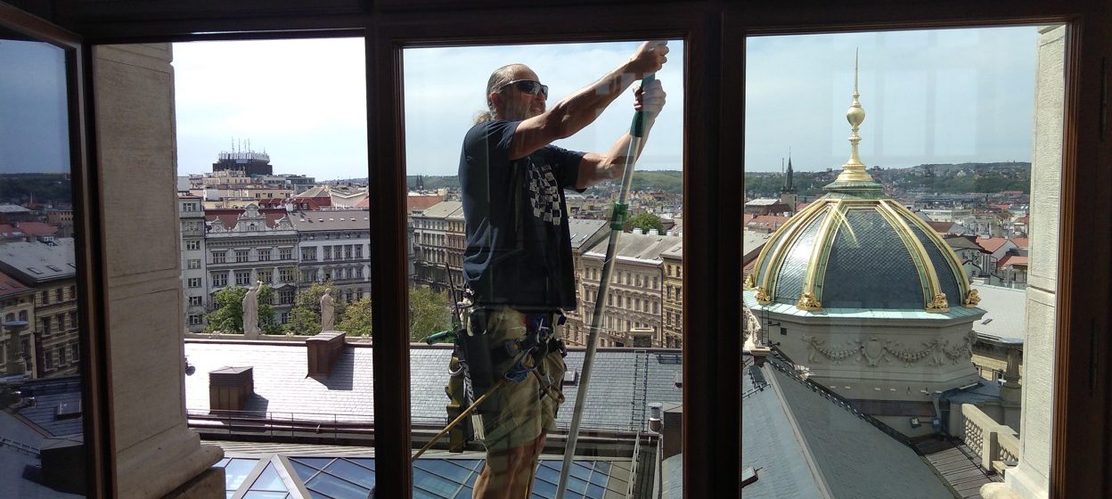 Jak na mytí oken a žaluzií u velkých budov?