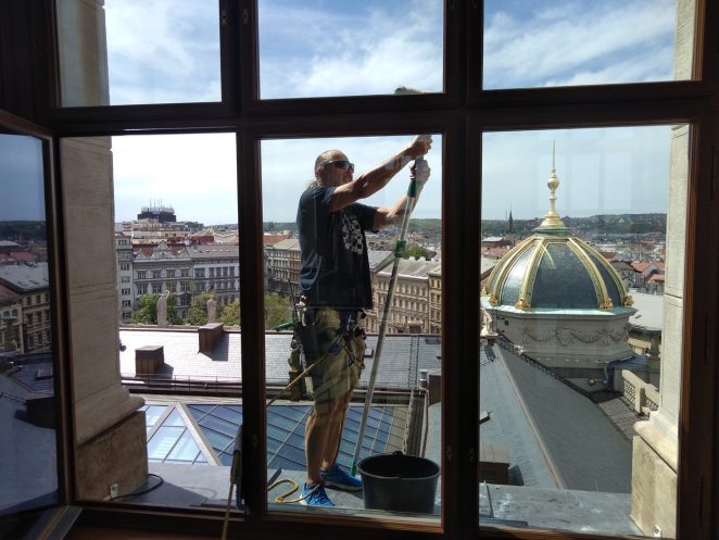 Jak na mytí oken a žaluzií u velkých budov?