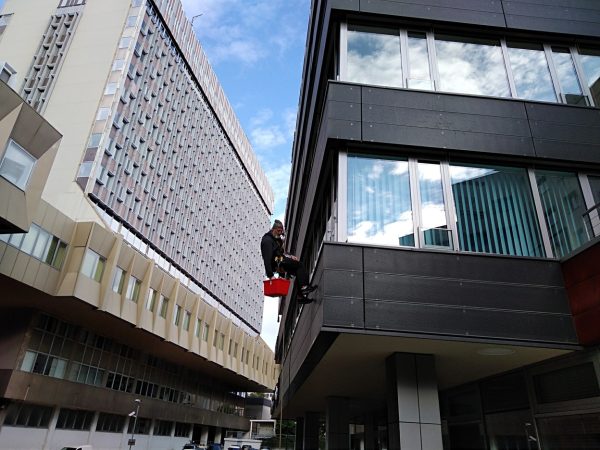 Mytí administrativní budovy: Praha