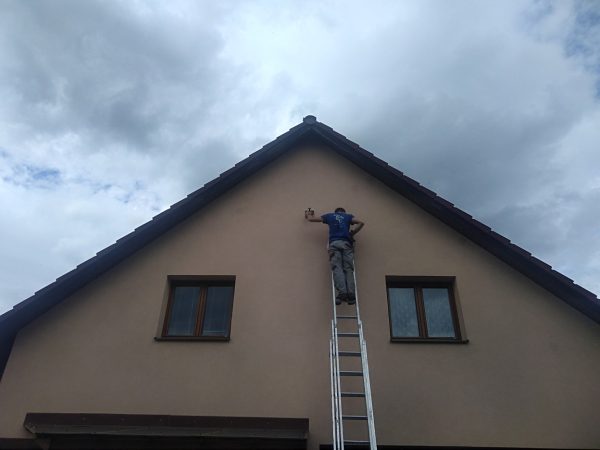 Oprava děr od strakapouda: Praha