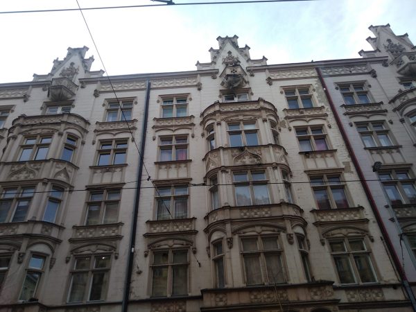 Oklep nesoudržných částí fasády: Praha