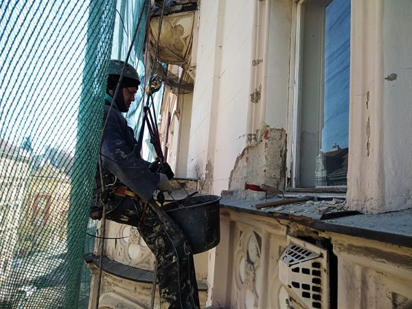 Oklep nesoudržných částí fasády: Praha