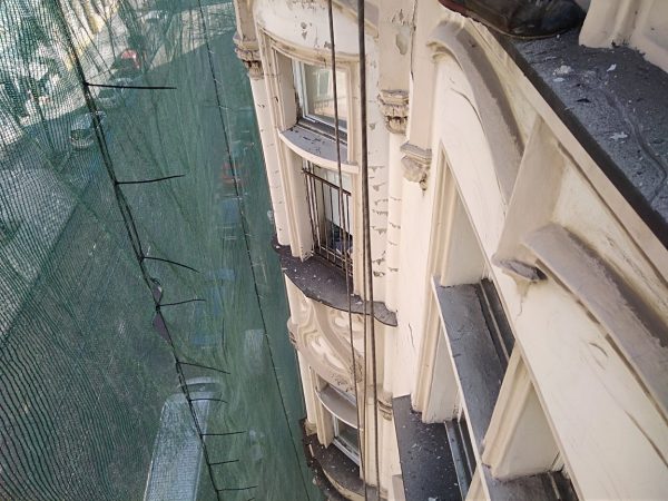 Oklep nesoudržných částí fasády: Praha