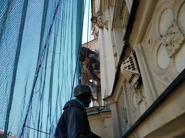 Oklep nesoudržných částí fasády: Praha
