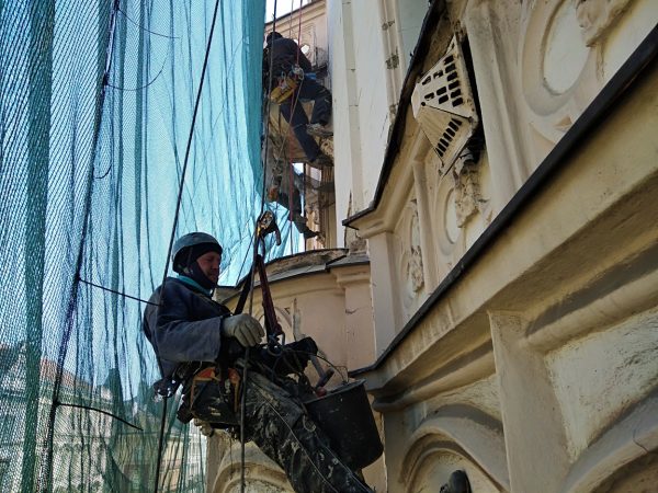Oklep nesoudržných částí fasády: Praha