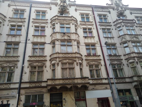 Oklep nesoudržných částí fasády: Praha