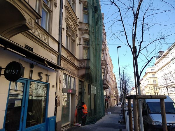 Oklep nesoudržných částí fasády: Praha