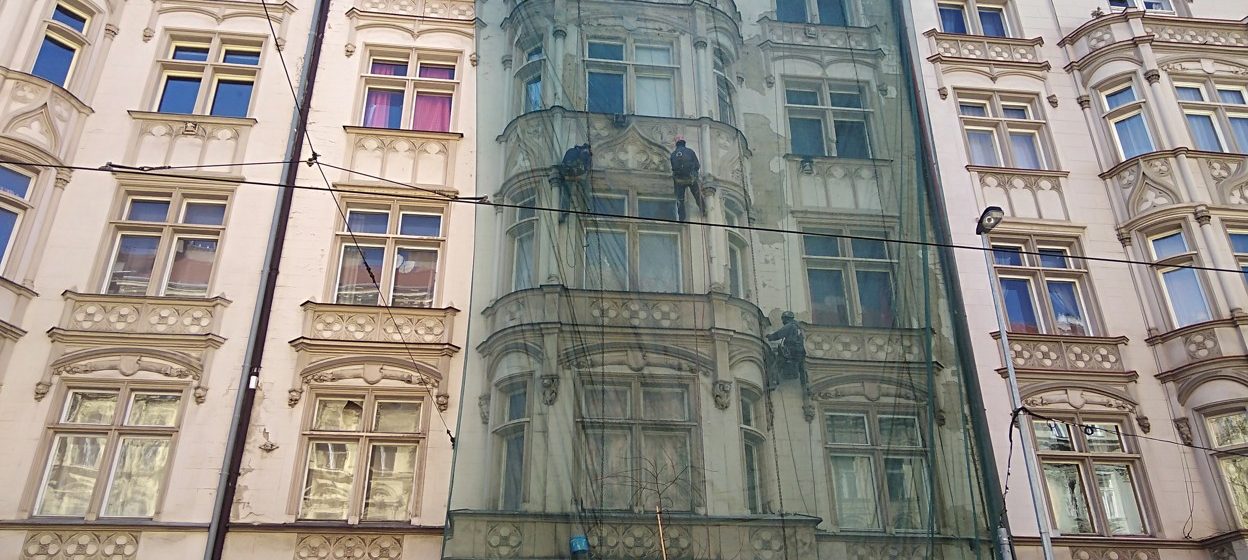 Oklep nesoudržných částí fasády: Praha
