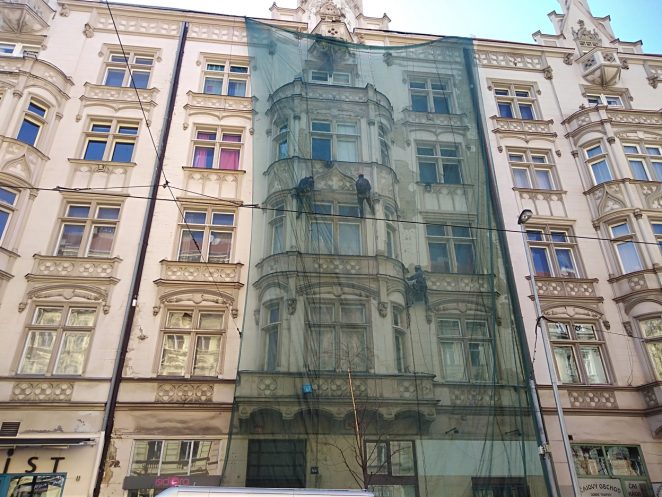 Oklep nesoudržných částí fasády: Praha