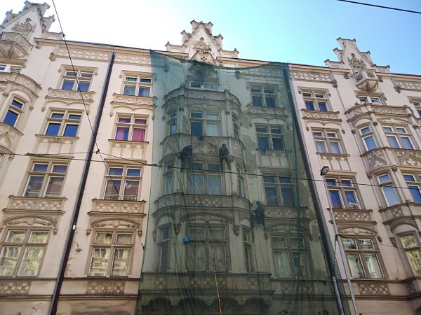 Oklep nesoudržných částí fasády: Praha
