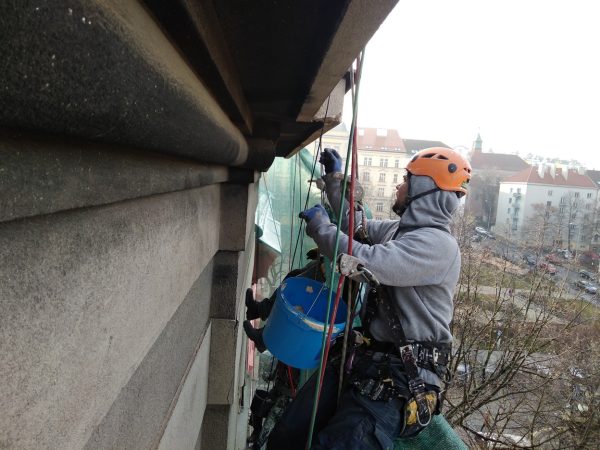 Oklep nesoudržných částí fasády: Praha