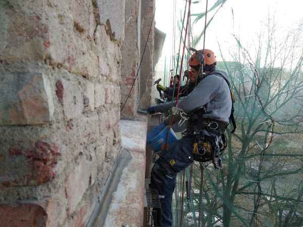 Oklep nesoudržných částí fasády: Praha