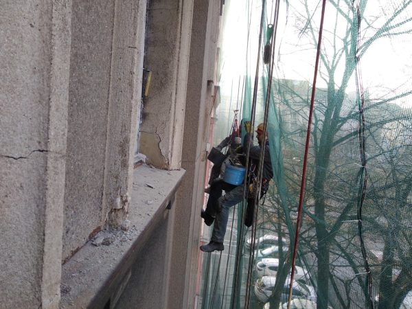 Oklep nesoudržných částí fasády: Praha