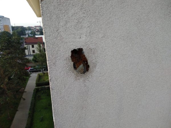 Oprava fasády poškozené ptáky: Praha