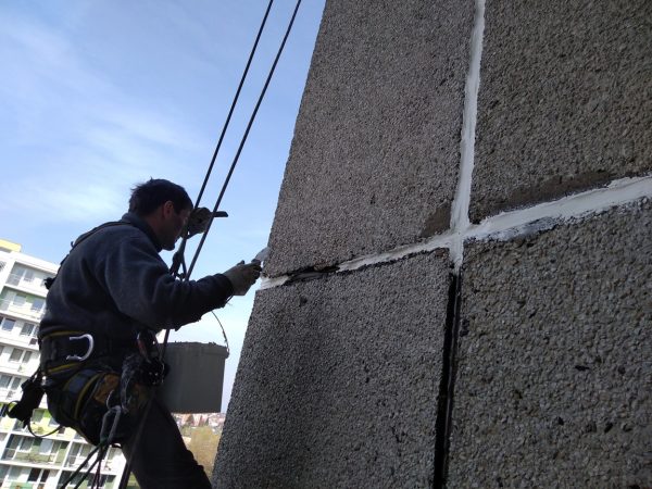 Renovace panelových spár: Praha