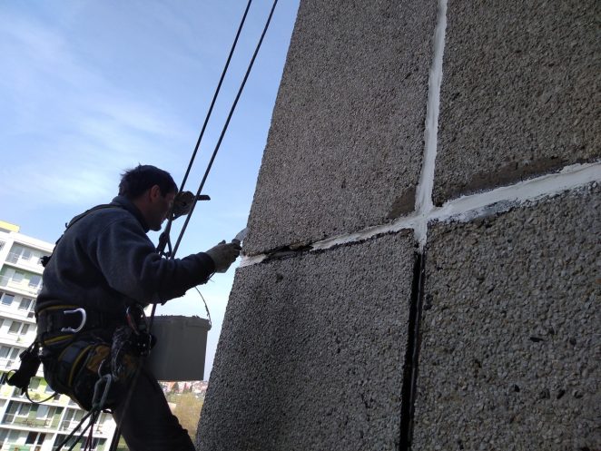 Tmel na spáry mezi panely – co za tmel vybrat a jak postupovat?