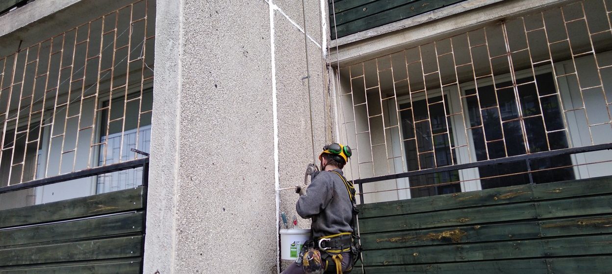 Jak opravit díry a praskliny v panelu