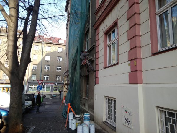 Oklep nesoudržných částí fasády: Praha