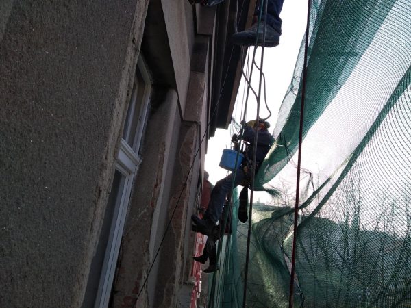 Oklep nesoudržných částí fasády: Praha