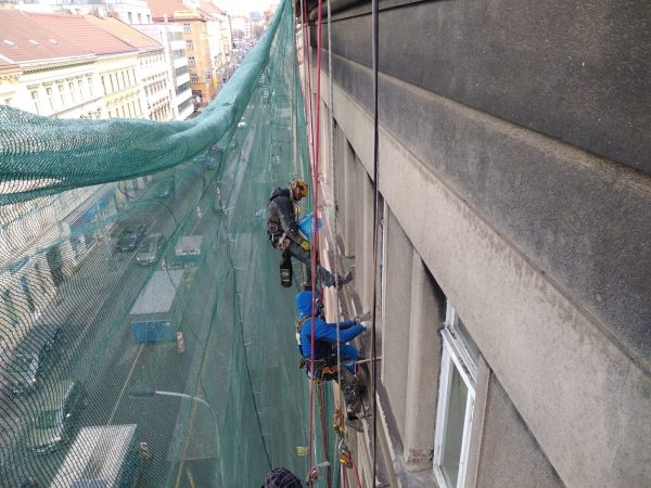 Oklep nesoudržných částí fasády: Praha