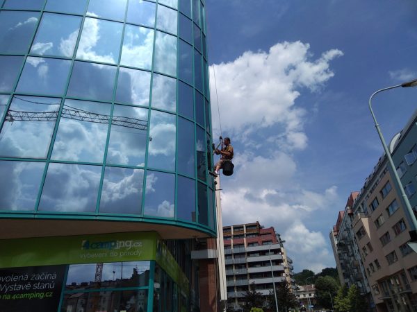 Mytí oken a prosklené fasády