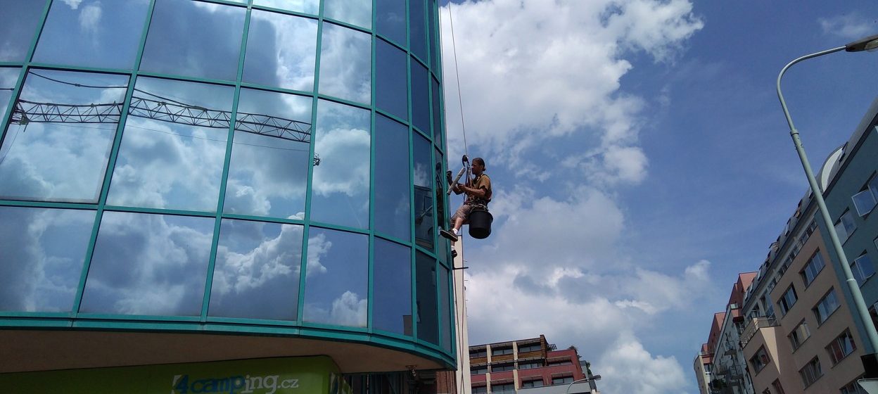 Mytí oken a prosklené fasády