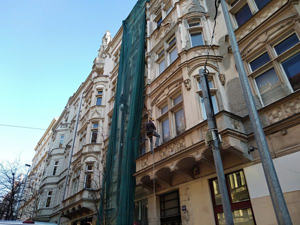 Oklep nesoudržných částí fasády: Praha